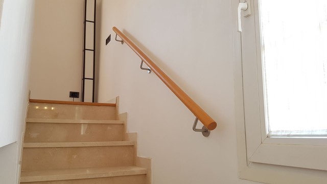 Barandilla en escalera interior con pasamanos de madera - Midcentury -  Staircase - Barcelona - by Comercial CBM | Houzz IE