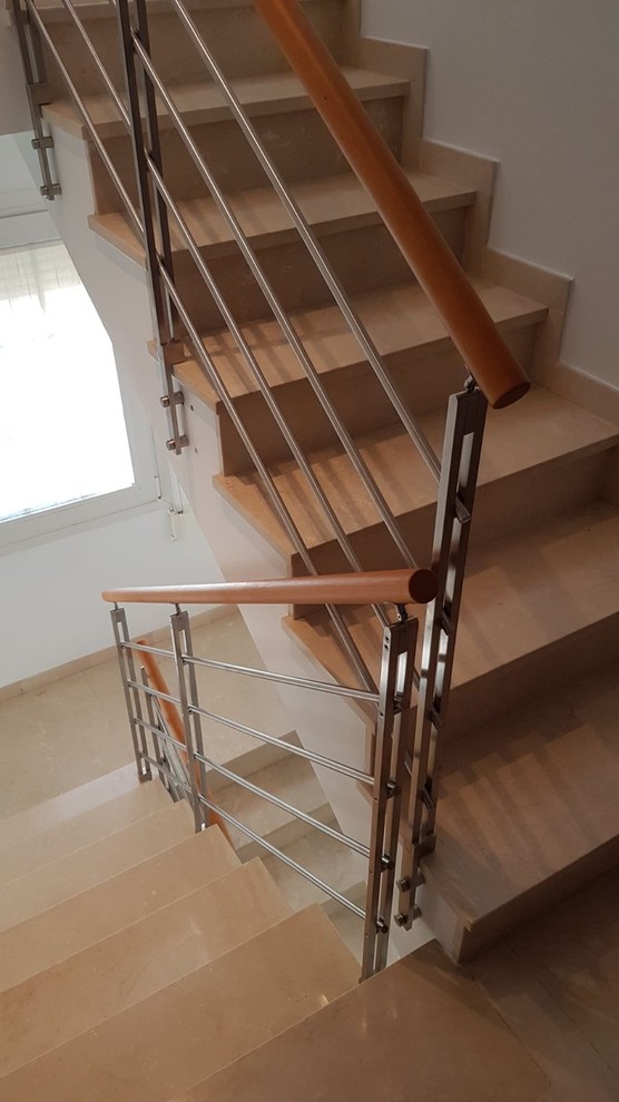 Свежая идея для дизайна: угловая лестница среднего размера в стиле ретро с ступенями из плитки, подступенками из плитки и металлическими перилами - отличное фото интерьера