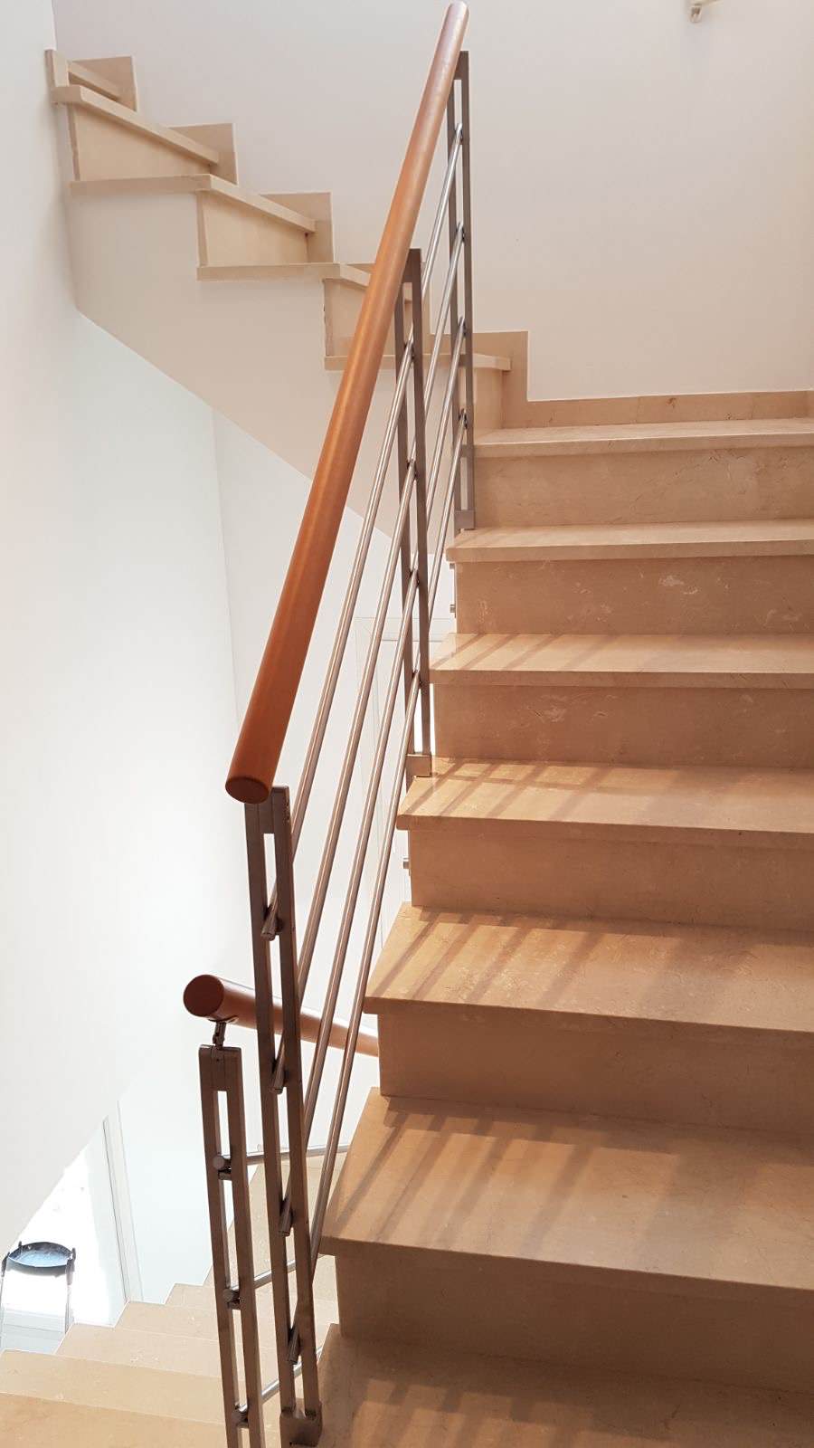 Barandilla en escalera interior con pasamanos de madera - Retro