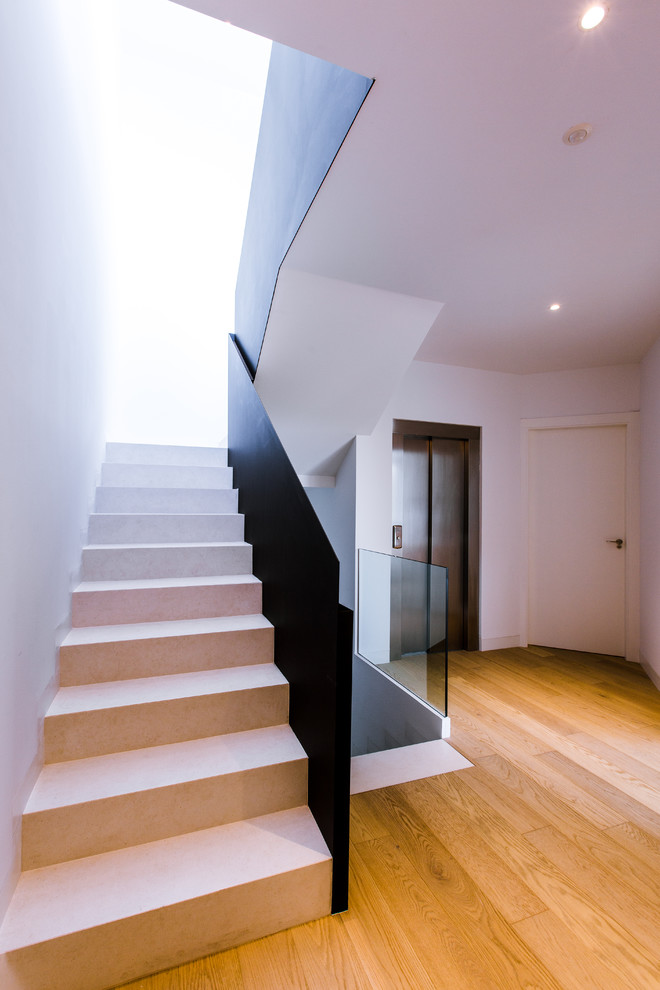 Réalisation d'un grand escalier minimaliste en U.