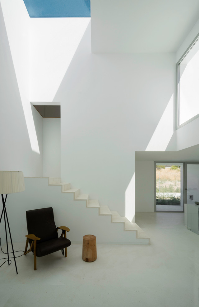 Gerade, Kleine Moderne Treppe mit gefliesten Treppenstufen und gefliesten Setzstufen in Madrid