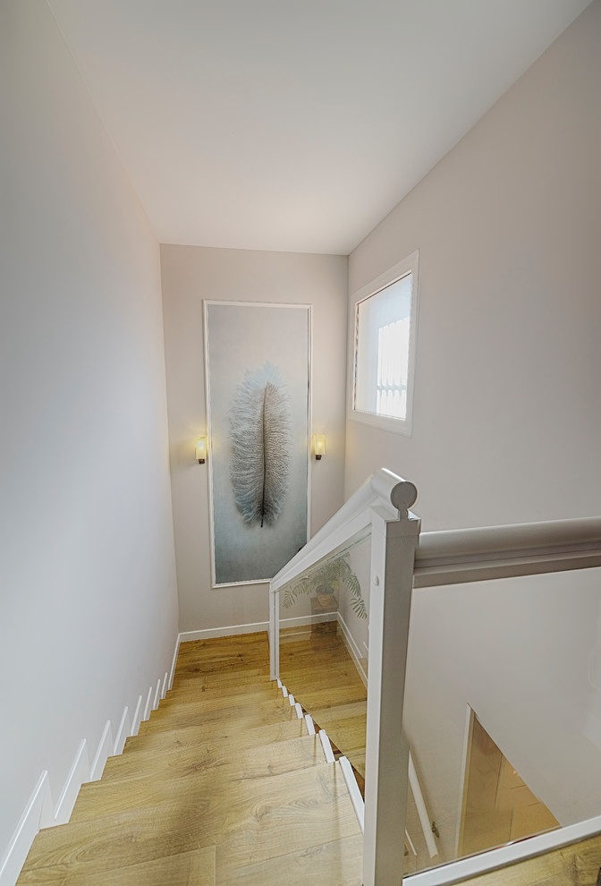 Diseño de escalera en U clásica renovada de tamaño medio con barandilla de vidrio