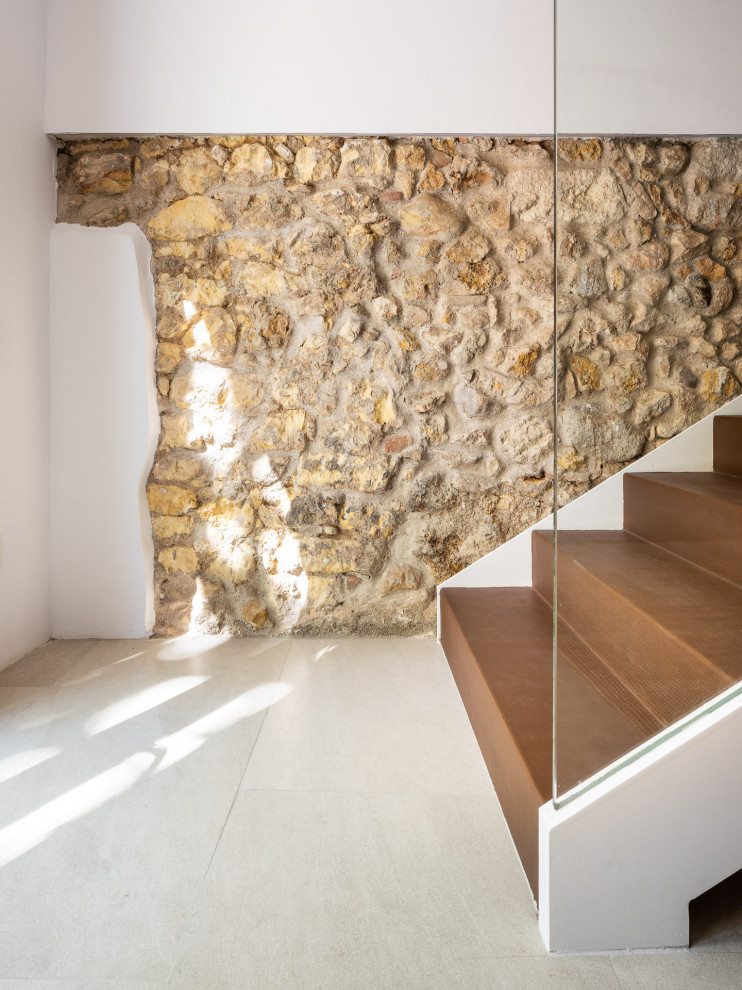 Источник вдохновения для домашнего уюта: угловая металлическая лестница с металлическими ступенями, стеклянными перилами и кирпичными стенами