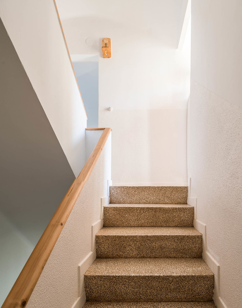 Aménagement d'un escalier carrelé rétro en U de taille moyenne avec des contremarches carrelées et un garde-corps en bois.