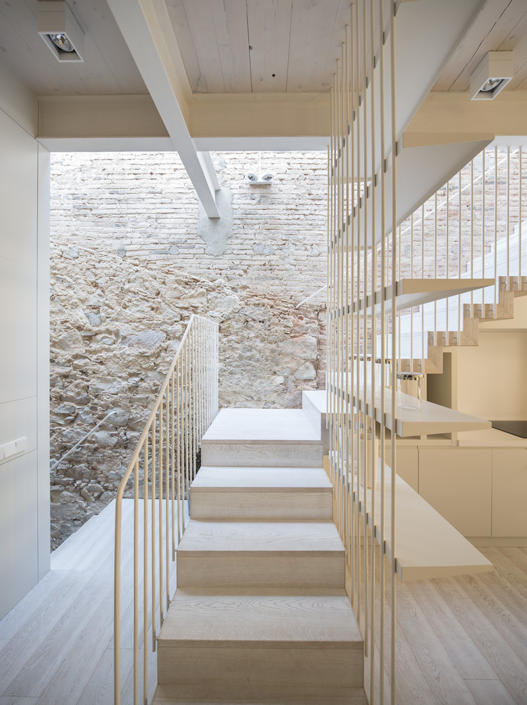 Imagen de escalera en L urbana de tamaño medio con escalones de madera y contrahuellas de madera