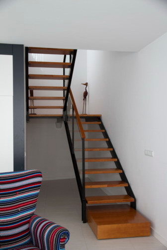 Ejemplo de escalera en U minimalista de tamaño medio sin contrahuella con escalones de madera