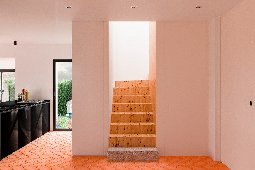 Diseño de escalera en U mediterránea pequeña con escalones de madera y contrahuellas de madera