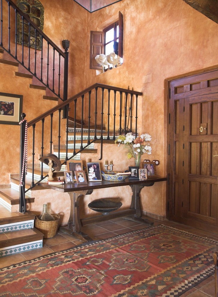 Источник вдохновения для домашнего уюта: п-образная лестница среднего размера в стиле рустика с ступенями из плитки и подступенками из плитки