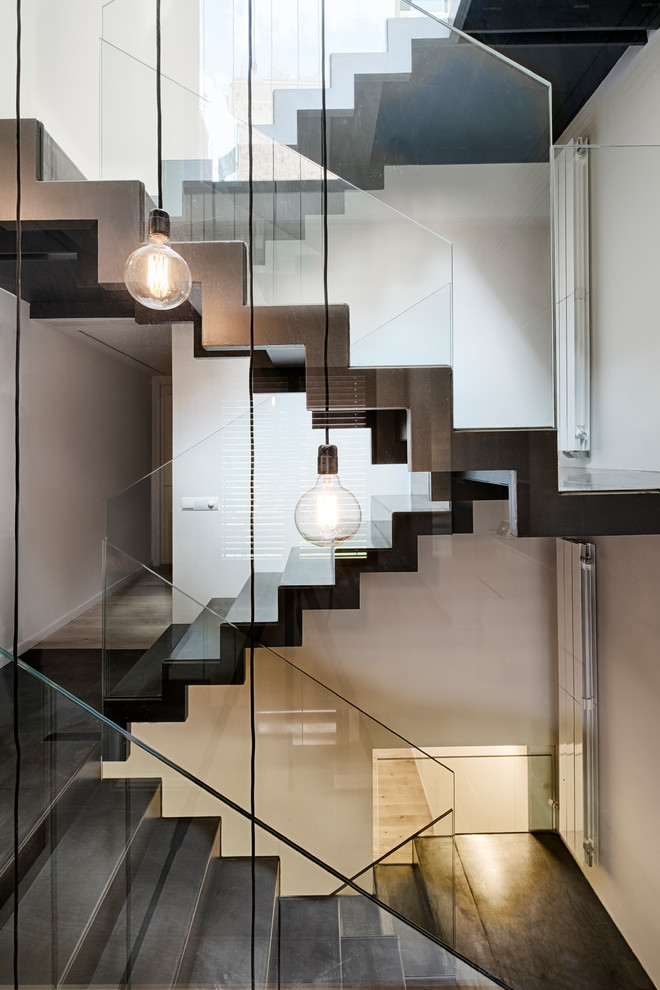 Стильный дизайн: лестница в современном стиле с стеклянными перилами - последний тренд
