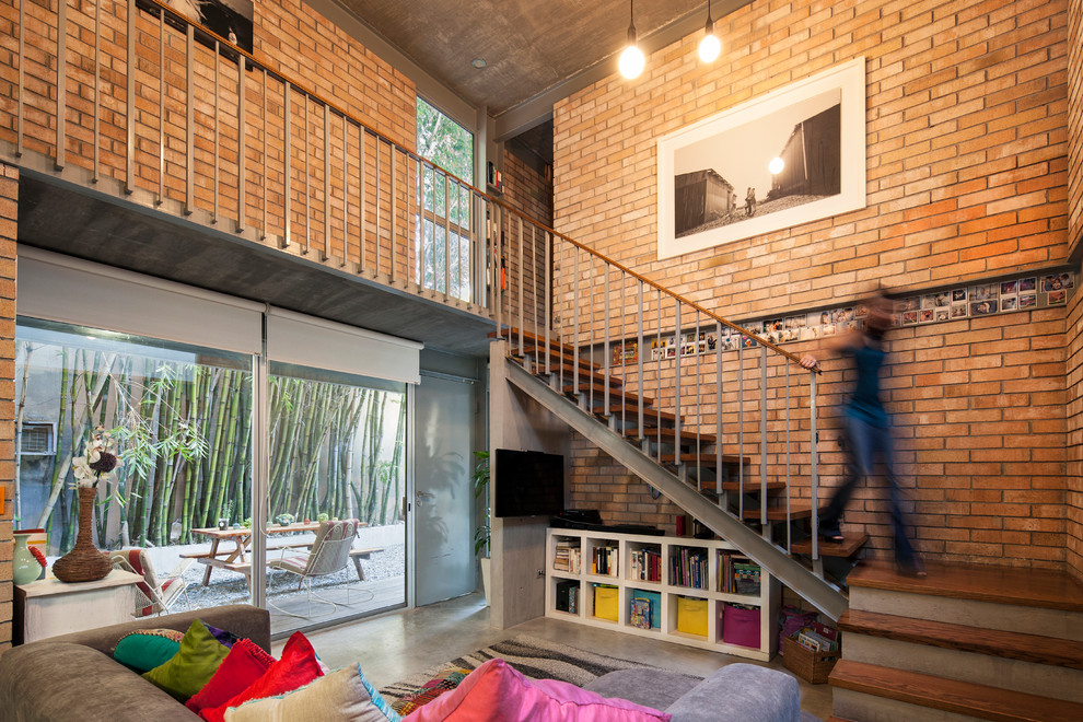 Cette image montre un escalier sans contremarche design en L de taille moyenne avec des marches en bois.