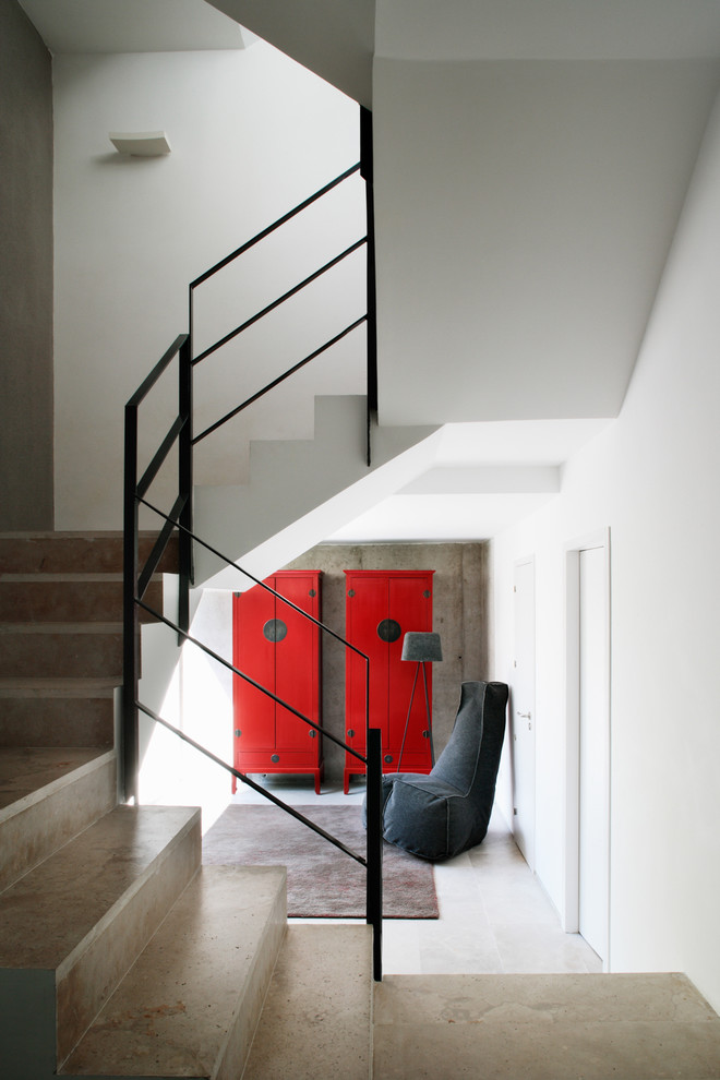 Idée de décoration pour un escalier design en U et béton de taille moyenne avec des contremarches en béton et éclairage.