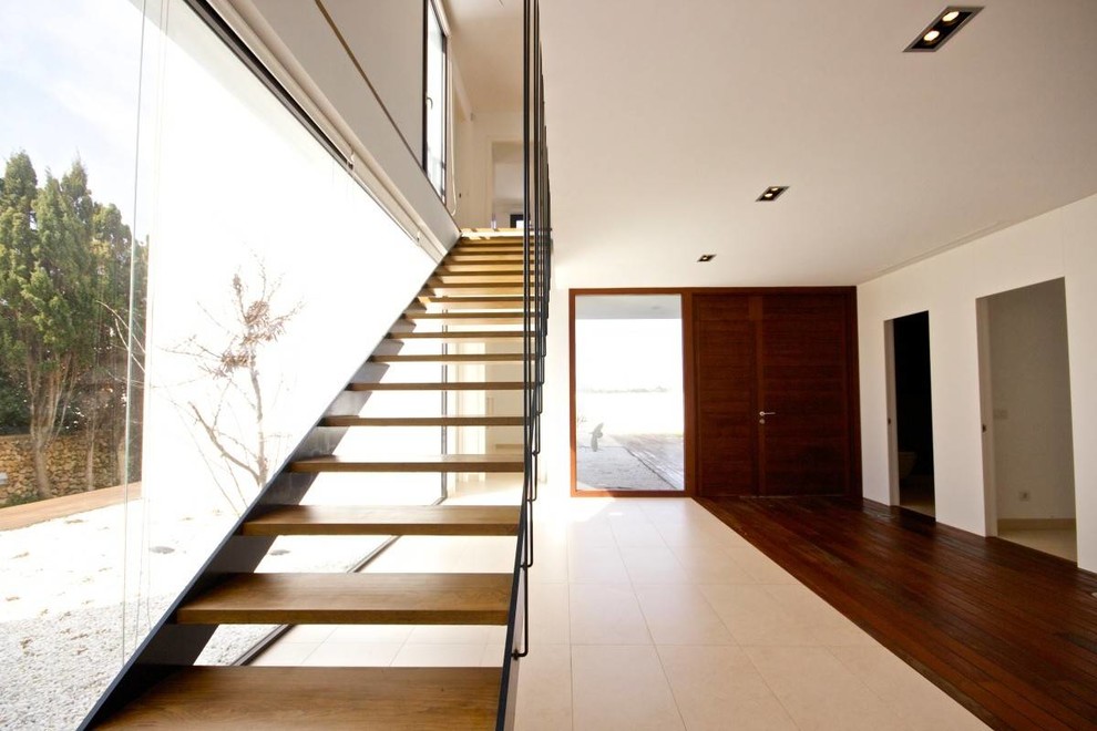 Ejemplo de escalera recta actual de tamaño medio sin contrahuella con escalones de madera