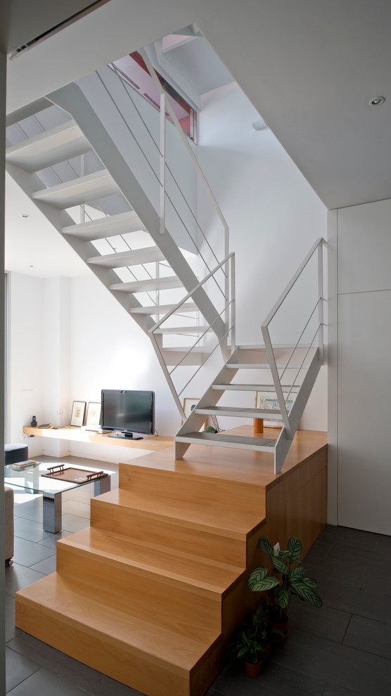 Источник вдохновения для домашнего уюта: п-образная лестница среднего размера в современном стиле с металлическими ступенями без подступенок