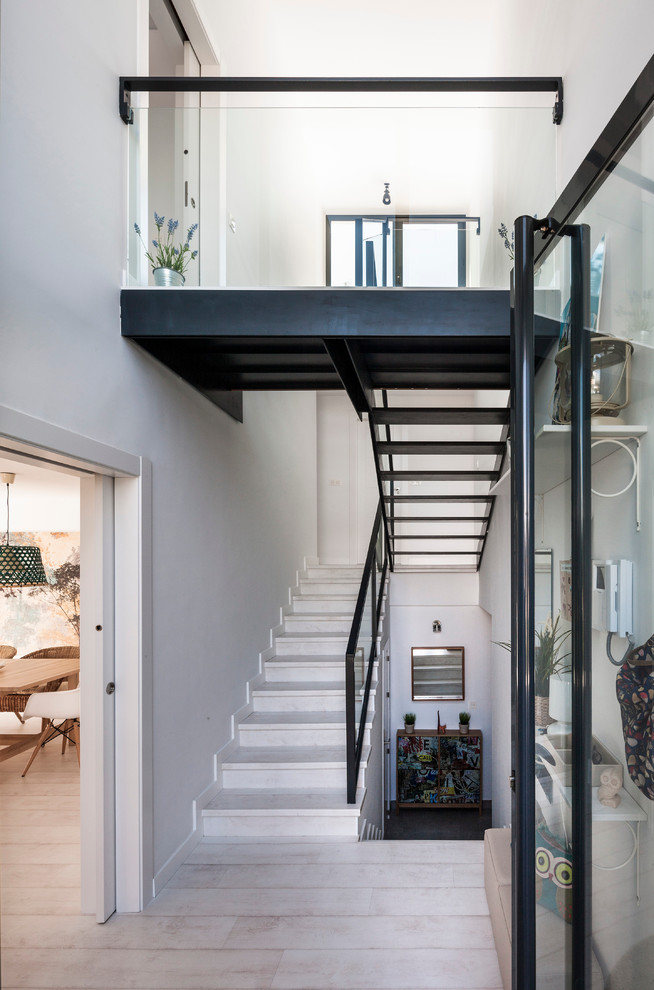 Mittelgroße Moderne Treppe in U-Form mit offenen Setzstufen in Sonstige