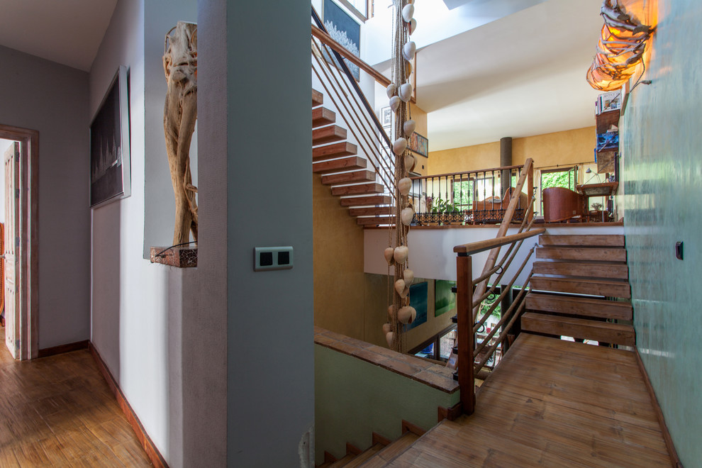 Стильный дизайн: большая п-образная лестница в морском стиле с деревянными ступенями без подступенок - последний тренд