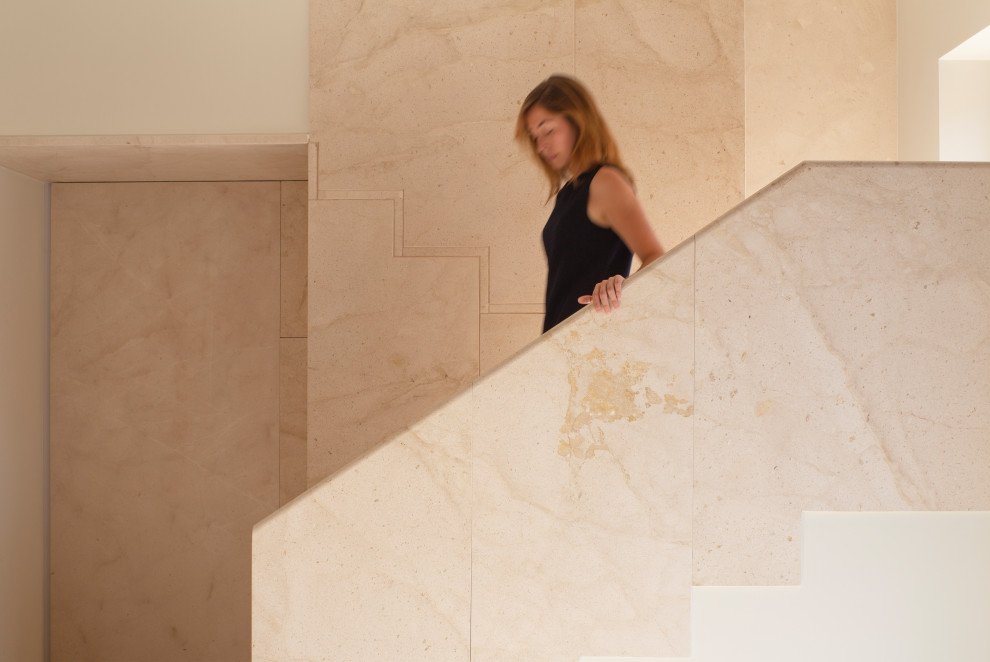 Idées déco pour un escalier contemporain en U de taille moyenne avec des marches en pierre calcaire et des contremarches en pierre calcaire.