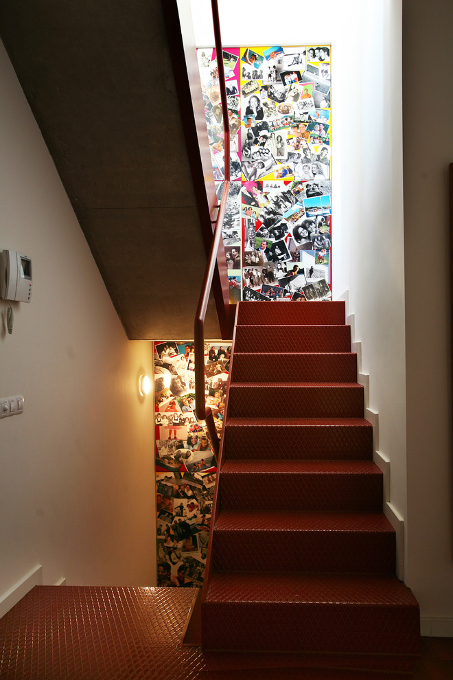 バルセロナにある中くらいなインダストリアルスタイルのおしゃれな折り返し階段 (金属の蹴込み板、金属の手すり) の写真