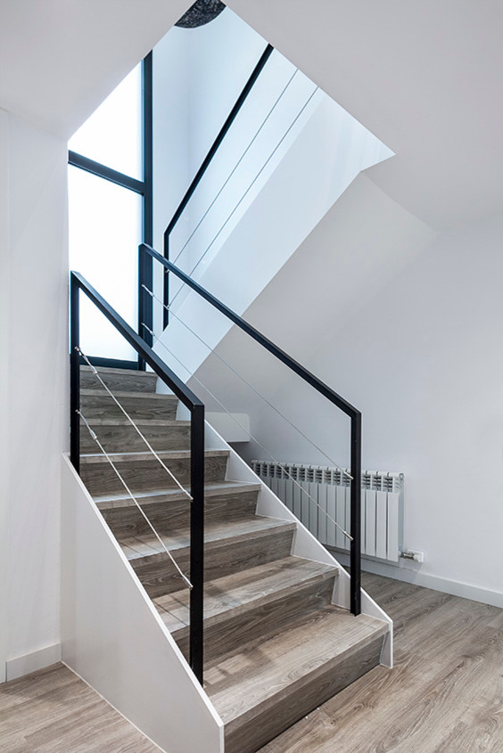 Idées déco pour un escalier scandinave en U de taille moyenne avec des marches en bois.