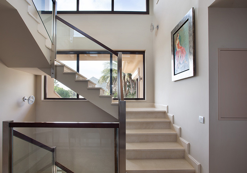 Foto de escalera en U moderna grande con escalones con baldosas y contrahuellas con baldosas y/o azulejos
