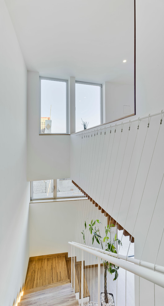 Ejemplo de escalera actual grande con escalones de madera y contrahuellas de madera