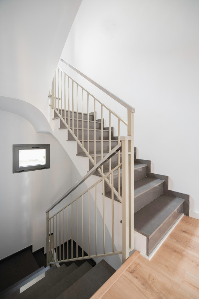 Idée de décoration pour un escalier design en U et marbre avec des contremarches en marbre.