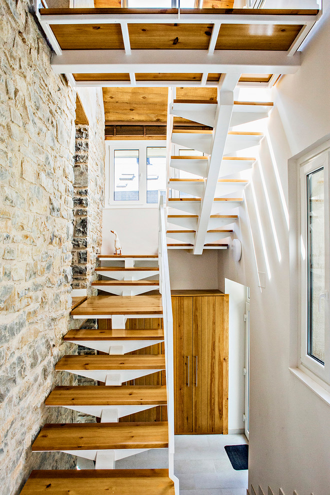 Imagen de escalera en U campestre de tamaño medio sin contrahuella con escalones de madera