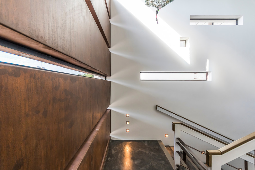 Свежая идея для дизайна: огромная бетонная лестница на больцах в стиле лофт с бетонными ступенями - отличное фото интерьера