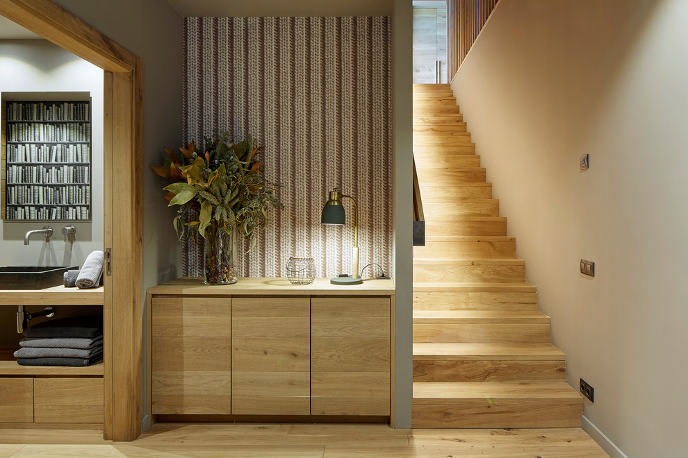 На фото: прямая деревянная лестница среднего размера в стиле кантри с деревянными ступенями и деревянными перилами с