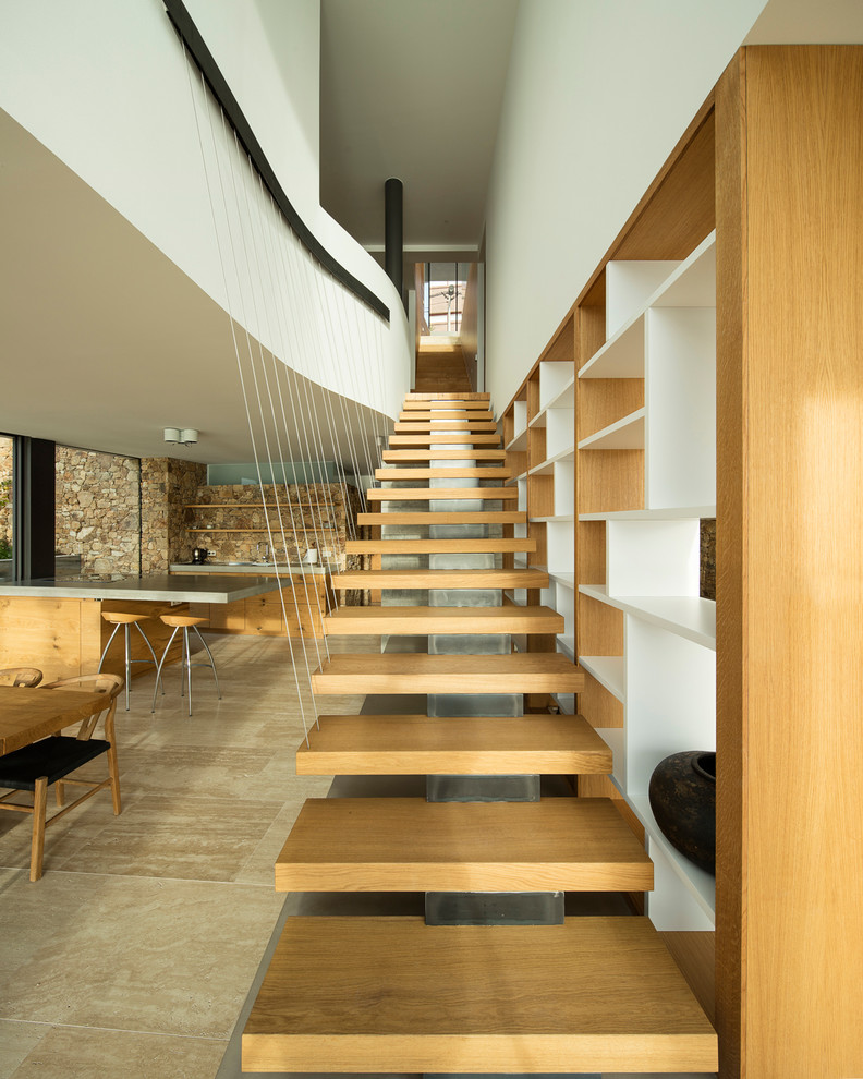 Gerade Moderne Holztreppe mit offenen Setzstufen und Drahtgeländer in Sonstige