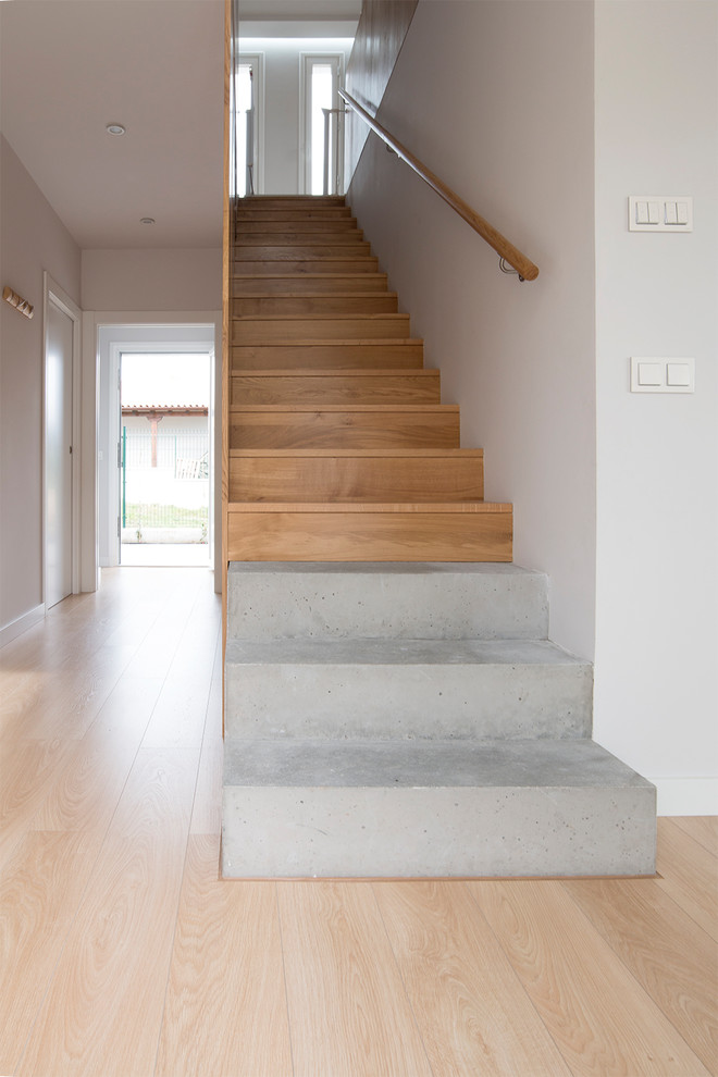 Идея дизайна: прямая бетонная лестница в современном стиле с бетонными ступенями и деревянными перилами
