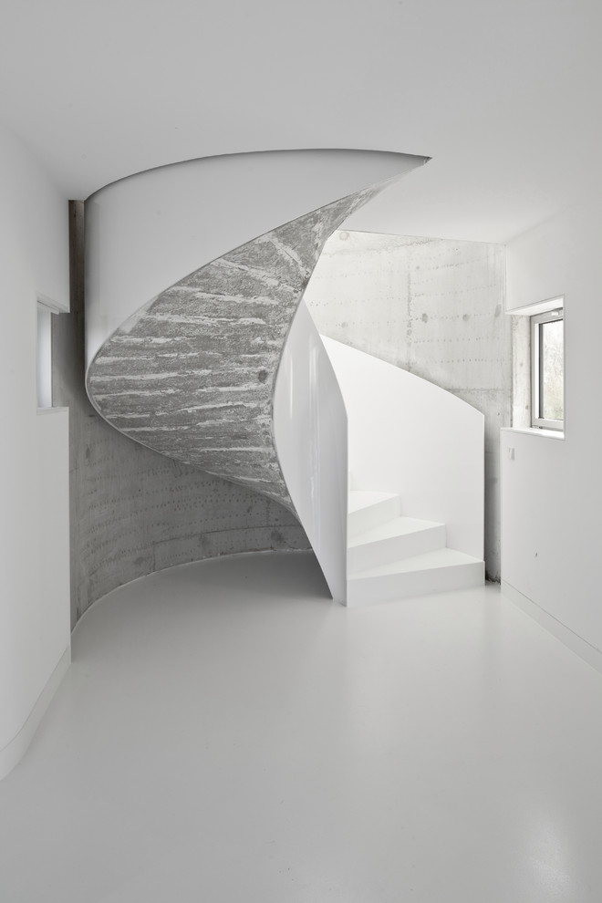 Идея дизайна: изогнутая бетонная лестница среднего размера в современном стиле с бетонными ступенями