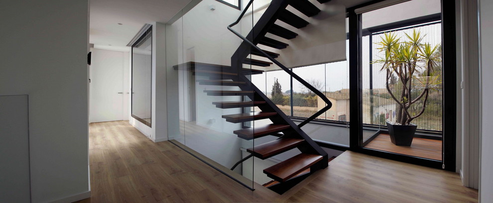 Свежая идея для дизайна: большая п-образная лестница в современном стиле с деревянными ступенями без подступенок - отличное фото интерьера
