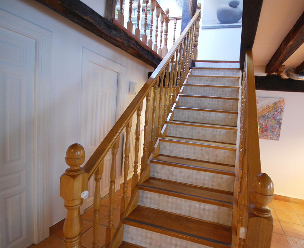 На фото: прямая лестница среднего размера в стиле неоклассика (современная классика) с деревянными ступенями