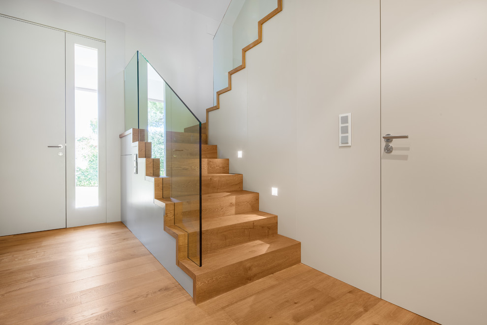 Diseño de escalera en U actual de tamaño medio con escalones de madera y contrahuellas de madera