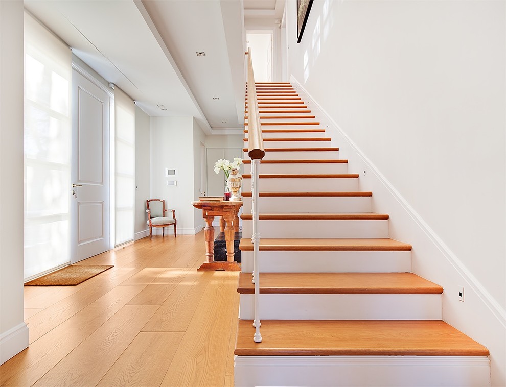 Diseño de escalera recta clásica renovada de tamaño medio con escalones de madera