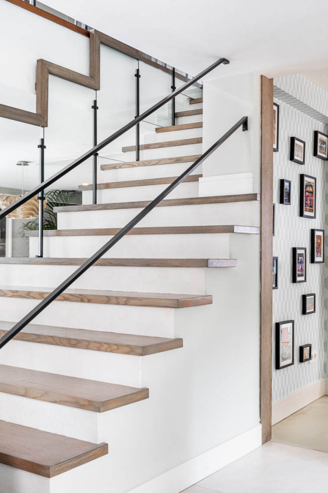 На фото: лестница в стиле неоклассика (современная классика) с деревянными ступенями