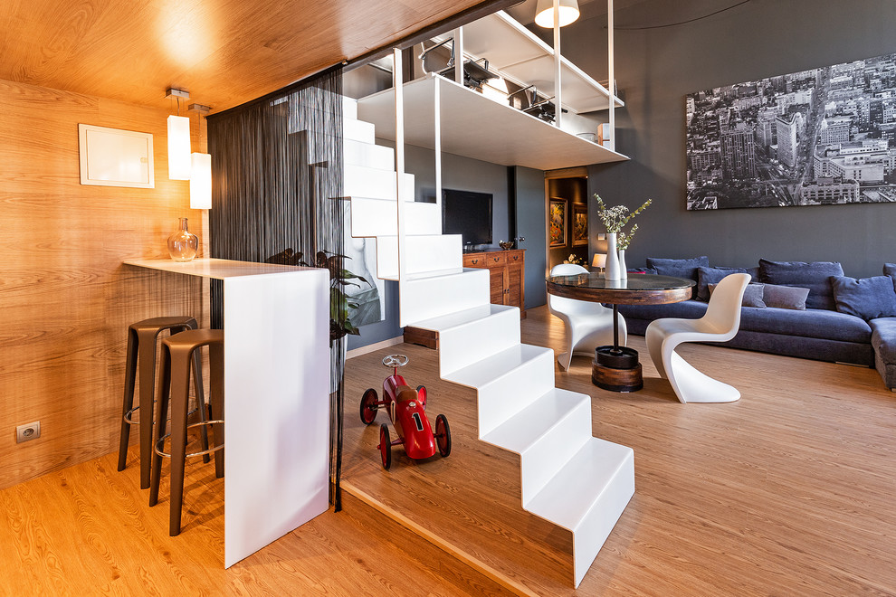 Schwebende Moderne Treppe mit Acrylglas-Treppenstufen in Sonstige