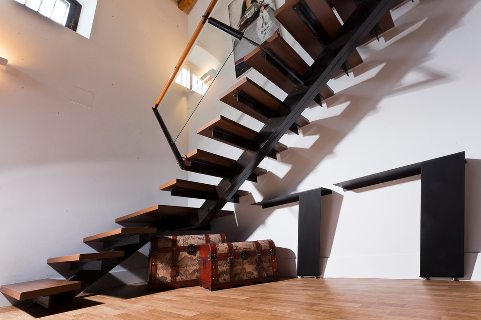 Foto de escalera contemporánea de tamaño medio sin contrahuella con escalones de madera