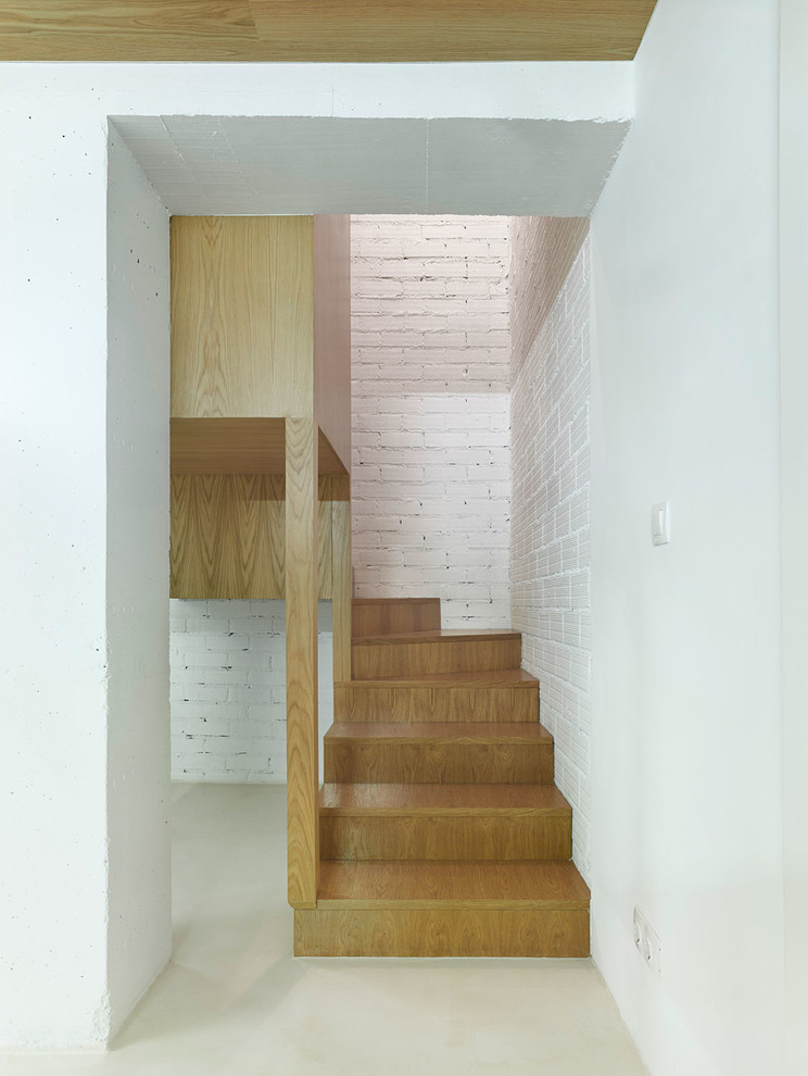 Imagen de escalera curva nórdica de tamaño medio con escalones de madera y contrahuellas de madera