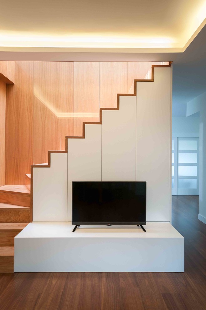 Inspiration pour un escalier nordique en L de taille moyenne avec des marches en bois, des contremarches en bois et un garde-corps en verre.