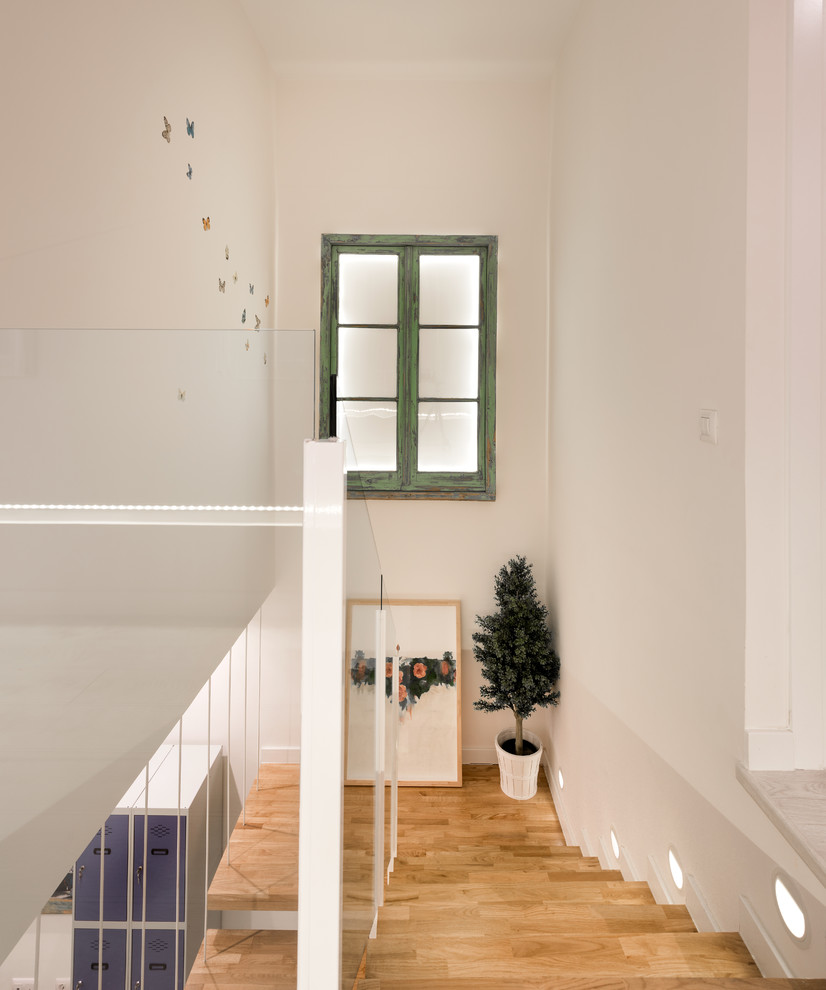 Ejemplo de escalera suspendida contemporánea de tamaño medio sin contrahuella con escalones de madera