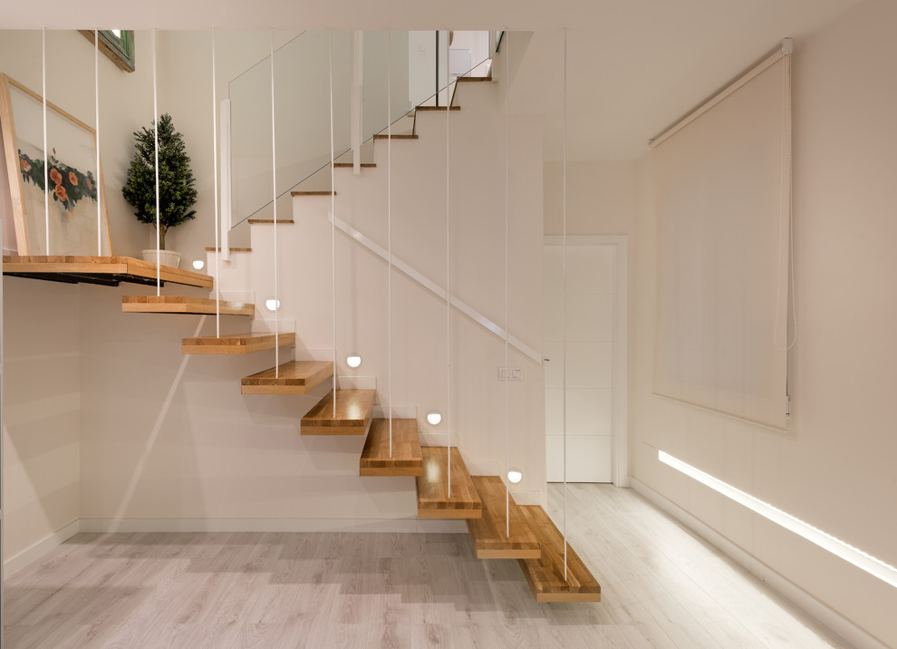 Réalisation d'un escalier sans contremarche flottant design de taille moyenne avec des marches en bois.