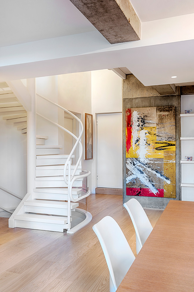 Стильный дизайн: изогнутая лестница в современном стиле с металлическими перилами - последний тренд