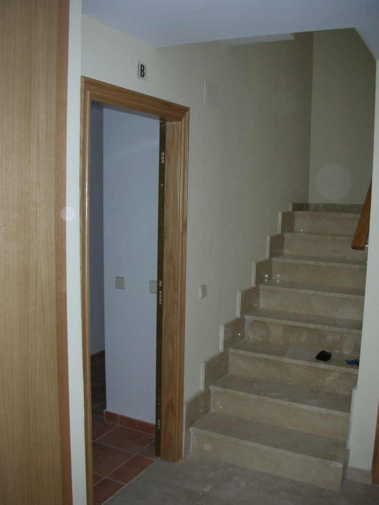 Стильный дизайн: маленькая п-образная лестница в стиле модернизм с мраморными ступенями, подступенками из мрамора и деревянными перилами для на участке и в саду - последний тренд