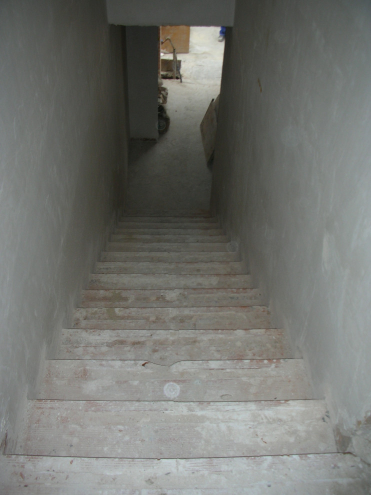 Kleine Moderne Treppe in U-Form mit Marmor-Setzstufen und Tapetenwänden in Sonstige