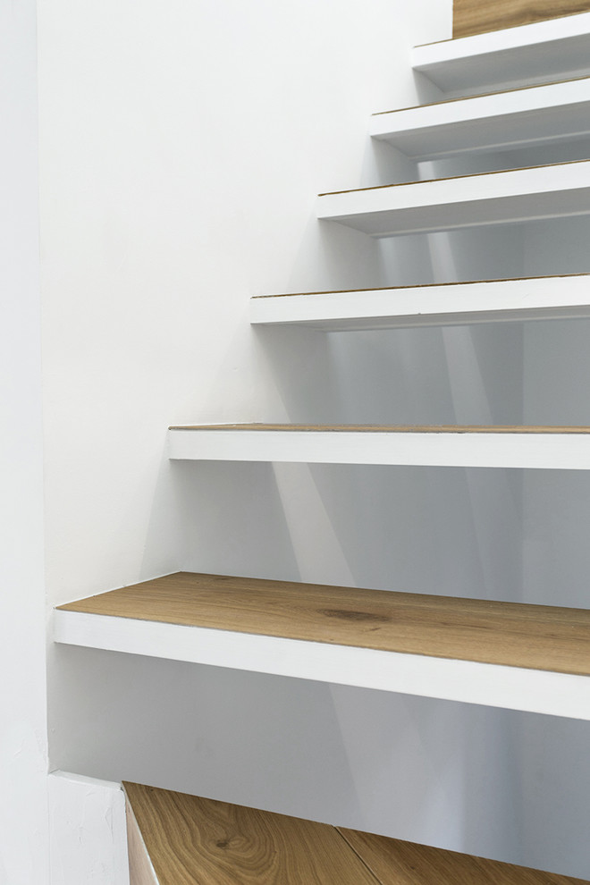 Diseño de escalera recta nórdica de tamaño medio sin contrahuella con escalones de madera