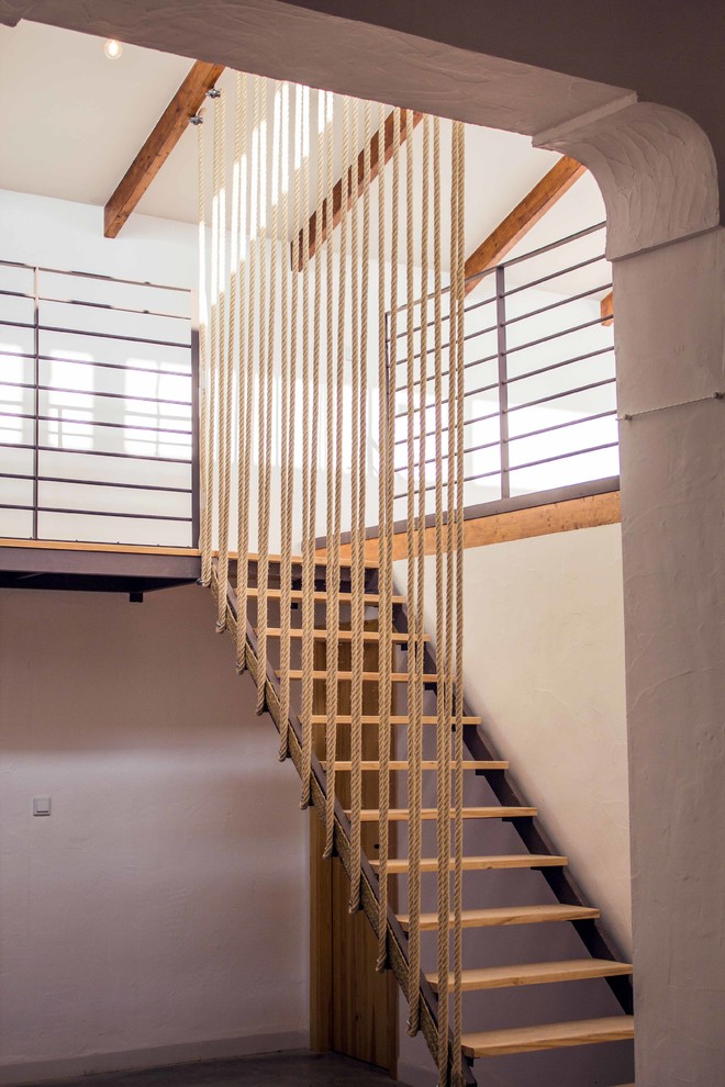 Diseño de escalera recta contemporánea pequeña sin contrahuella con escalones de madera y barandilla de cable