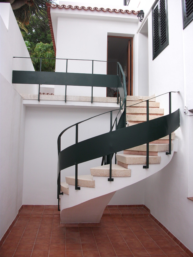 Foto de escalera curva clásica renovada pequeña con escalones con baldosas y contrahuellas con baldosas y/o azulejos