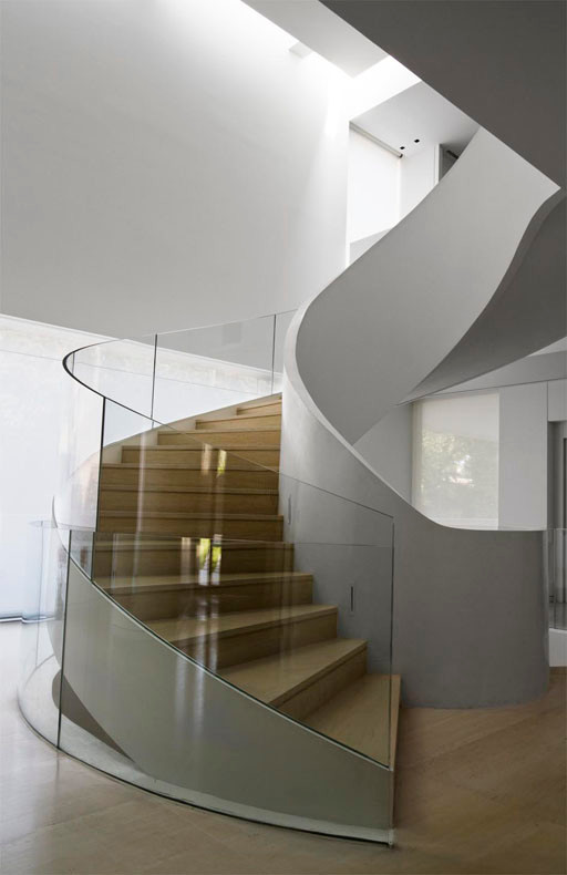 На фото: большая винтовая лестница в современном стиле с ступенями из плитки и подступенками из плитки