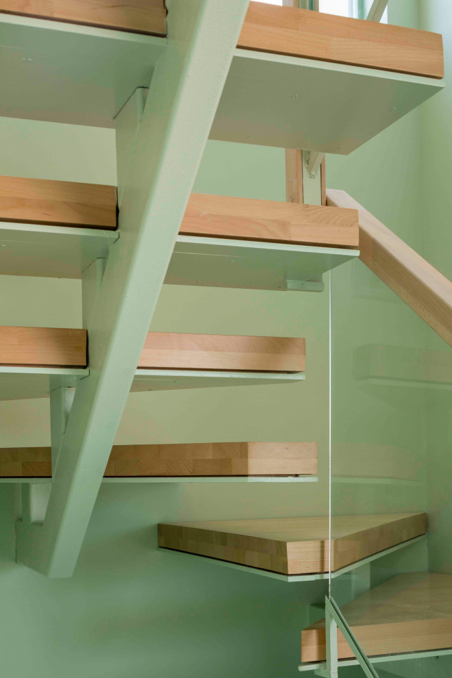 На фото: п-образная лестница в современном стиле с деревянными ступенями